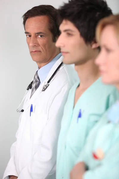 Médico e enfermeiros em uma linha — Fotografia de Stock