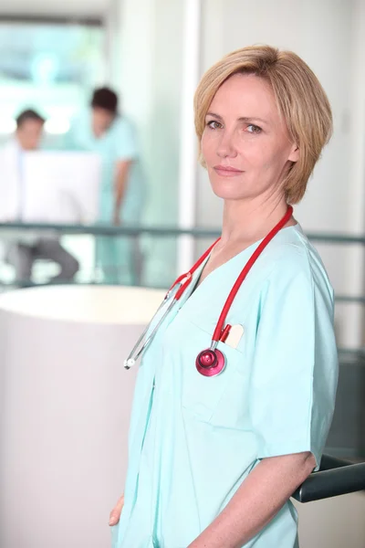 Vrouw verpleegster op haar werkplek — Stockfoto