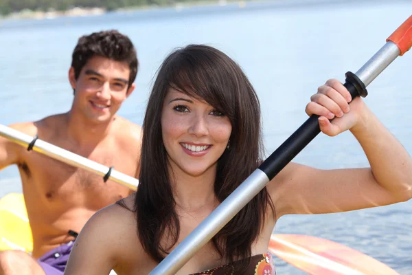 对年轻夫妇在独木舟 — 图库照片