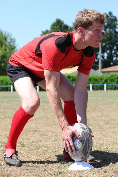 Uomo in piedi sul campo da rugby preparazione calcio di rigore — Foto Stock