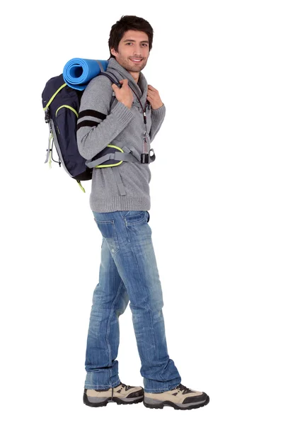 Manliga backpacker i studio — Stockfoto