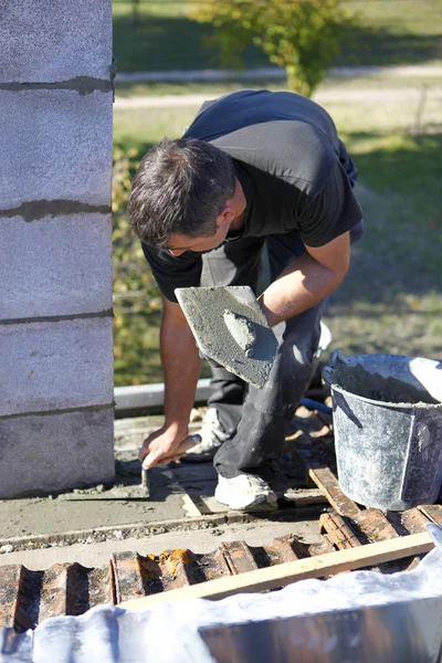 Mala ve çimento ile mason — Stok fotoğraf