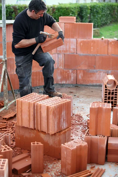 Bricklayer building house — Stock Photo, Image