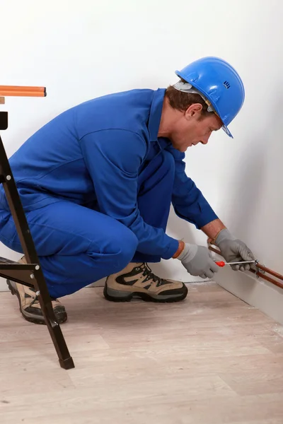 Plumber fitting copper pipe — Stock Photo, Image
