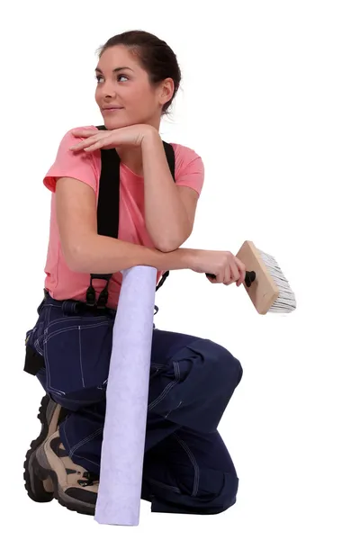 Mulher com um rolo de papel de parede e escova — Fotografia de Stock