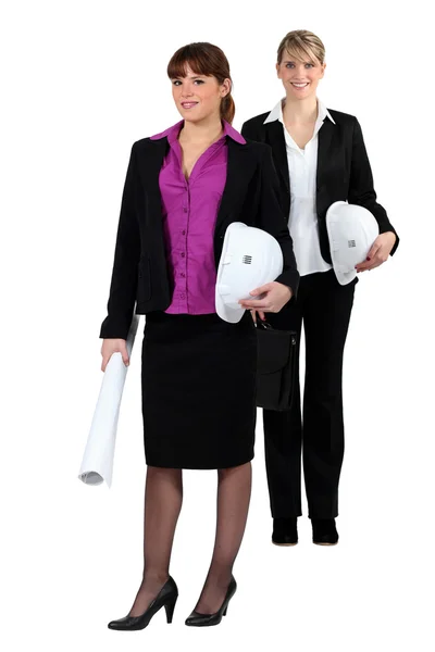 Twee vrouwelijke ondernemers op een bouwplaats — Stockfoto