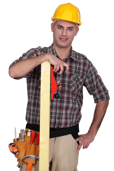 Handwerker mit einem Holzbrett — Stockfoto