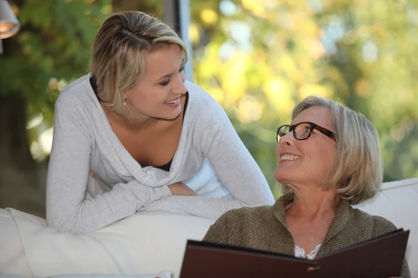 年轻女子花时间与她的祖母 免版税图库图片