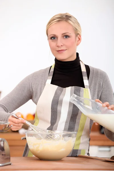 Une femme mélangeant la pâte — Photo
