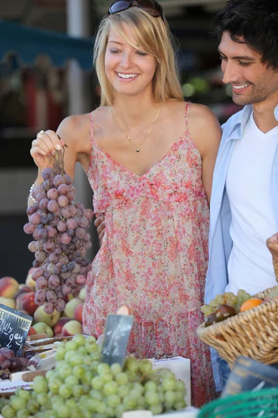 Pareja comprando fruta en el mercado —  Fotos de Stock