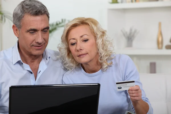 Älteres Paar mit Kreditkarte online — Stockfoto