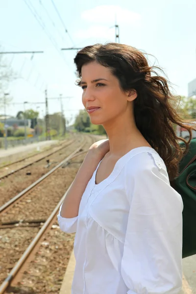 Mladá žena, čekání na vlak na nástupišti — Stock fotografie