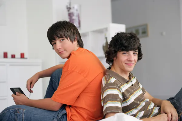 Tonåringar med konsol — Stockfoto