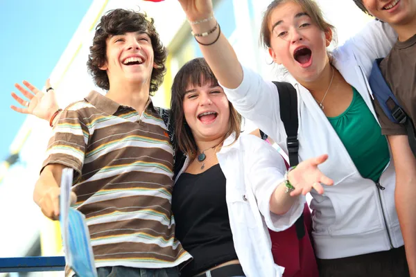 Adolescentes comemorando o final do ano — Fotografia de Stock