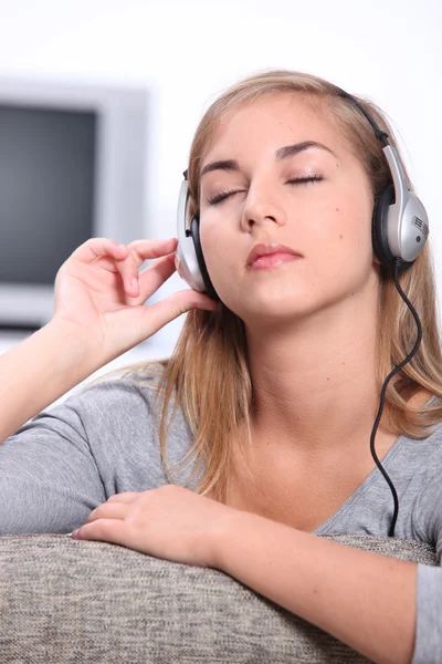 Adolescent écoutant de la musique — Photo