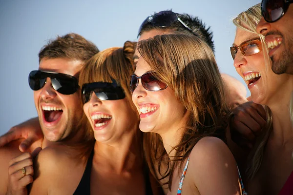 Группа счастливых молодых людей в отпуске — стоковое фото