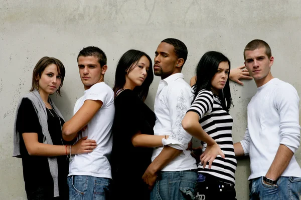 Trendige junge Menschen an der Mauer versammelt — Stockfoto