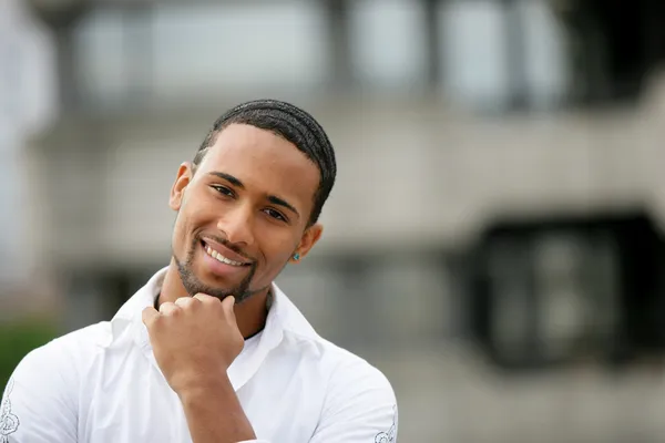 Younf homem africano posando fora — Fotografia de Stock