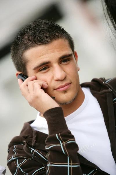 Porträtt av en ung man med telefon — Stockfoto