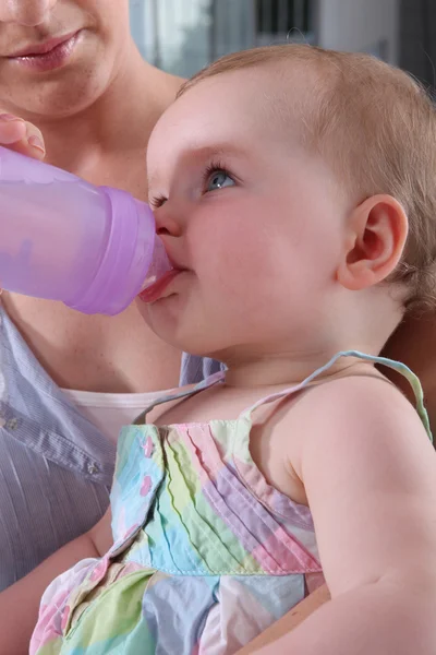 Un niño bebiendo agua — Foto de Stock