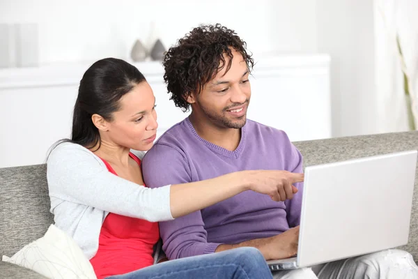 Metis casal usando laptop em casa — Fotografia de Stock