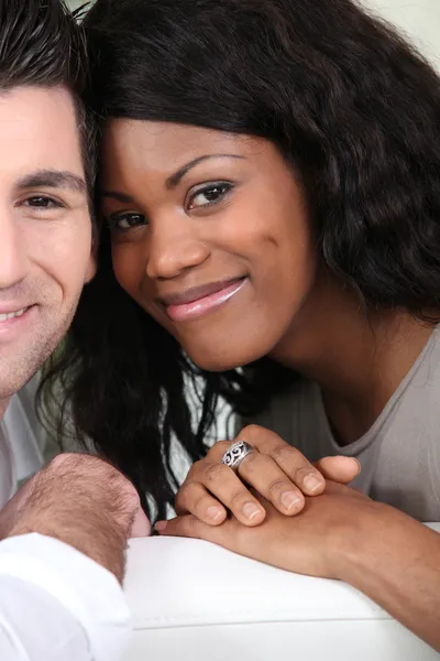 Šťastný pár interracial — Stock fotografie