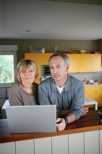 Par söker recept på internet — Stockfoto