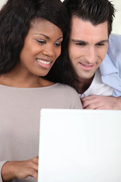 Par tittar på video på laptop — Stockfoto