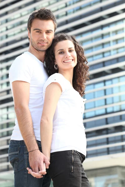 Couple stood by large office building — Stock Photo, Image
