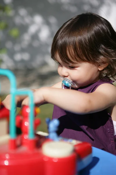 Een peuter spelen met haar speelgoed — Stockfoto