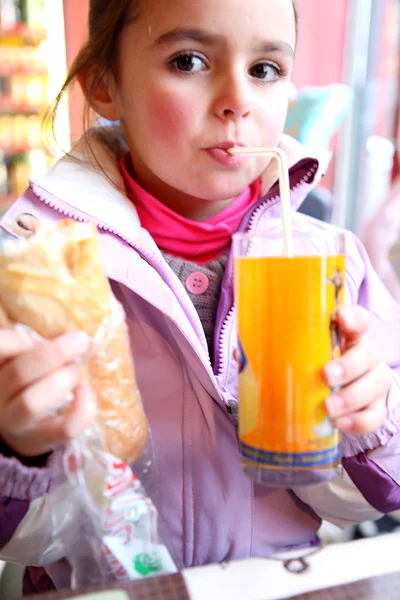 Маленькая девочка обедает — стоковое фото