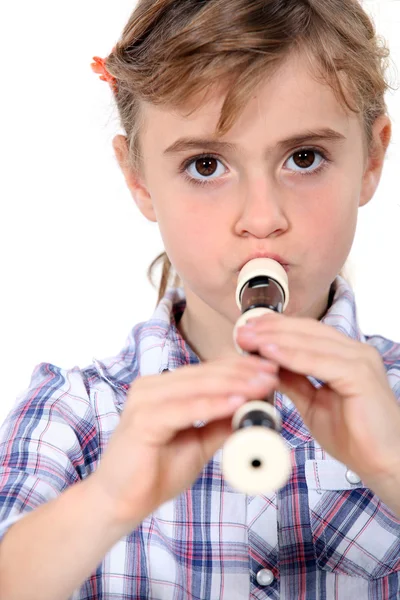 Küçük kız oyun flüt — Stok fotoğraf