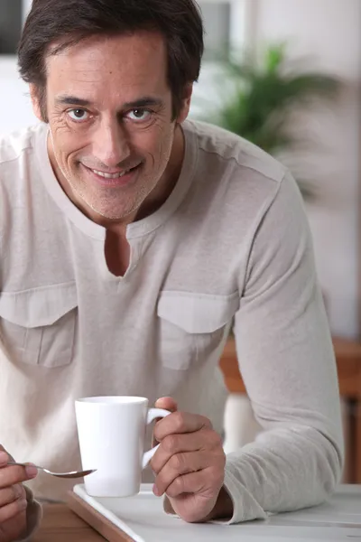 Uomo sorridente con una tazza di tè . — Foto Stock