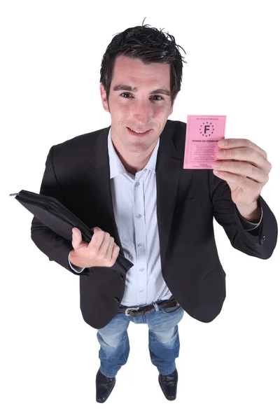 Чоловік, що показує водійські права — стокове фото