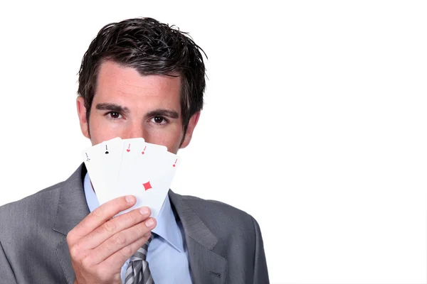 Mann spielt Karten — Stockfoto