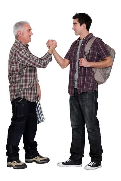 Äldre man och ung handskakning — Stockfoto