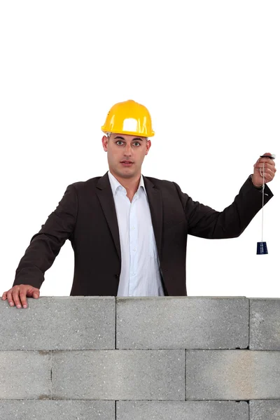 Builder using a plumb line — Stock Photo, Image