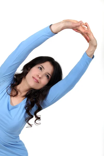 Vrouwelijk model stretching. — Stockfoto