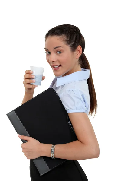 Молодий секретар має чашку кави — стокове фото