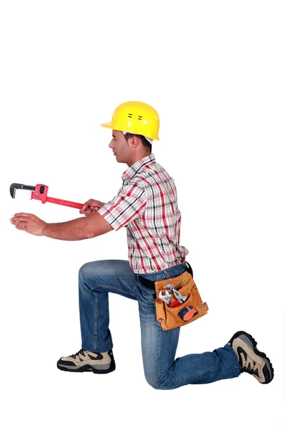 Handwerker arbeitet mit einem Schraubenschlüssel — Stockfoto