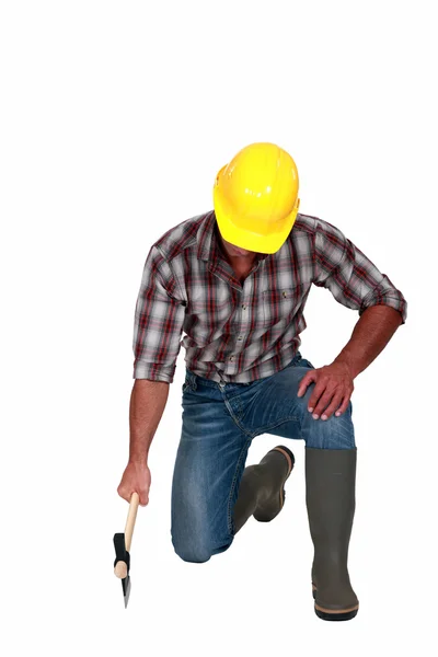 Tradesman using an axe — Stock Photo, Image