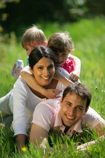 Famiglia che gioca nell'erba — Foto Stock