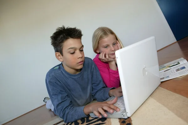 ラップトップ コンピューターで働いている子どもたち — ストック写真