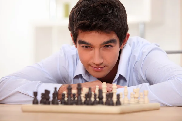 Uomo che gioca a scacchi — Foto Stock