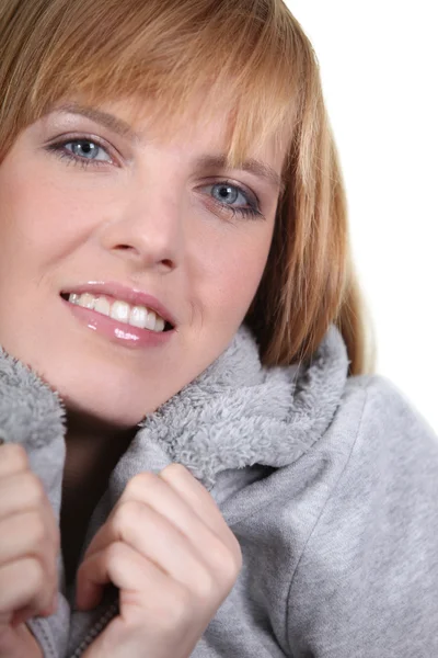 Woman warming up with her jacket — Stock Photo, Image