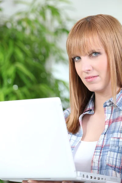 Dizüstü bilgisayar ile kırmızı saçlı kız — Stok fotoğraf