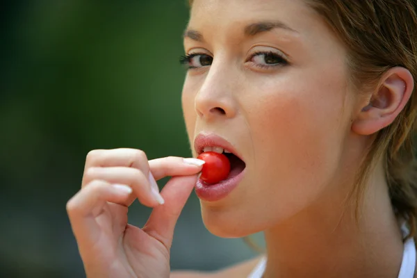 女性は桜を食べて — ストック写真