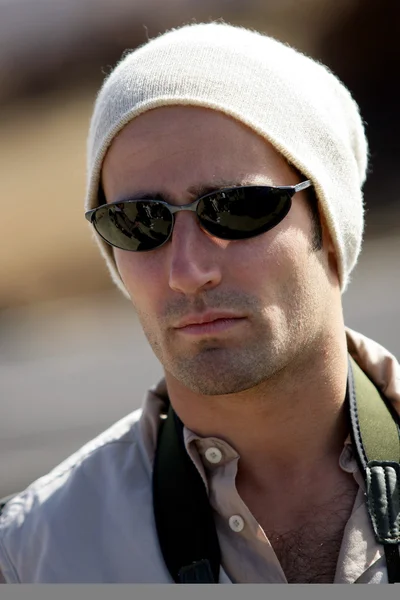 Man in sunglasses and beanie hat — Stock Photo, Image
