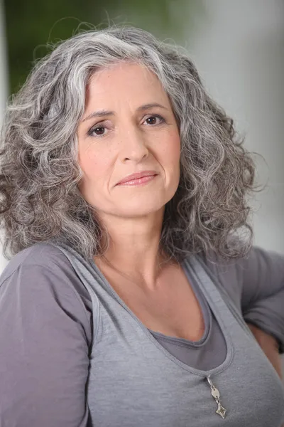 リラックスしたグレー髪の女性の肖像画 — ストック写真