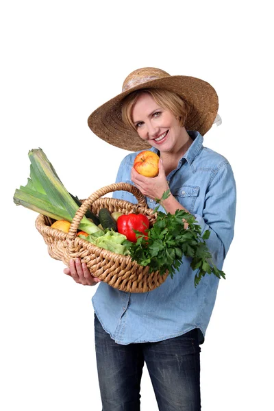 Sepet dolusu sebzeli kadın. — Stok fotoğraf